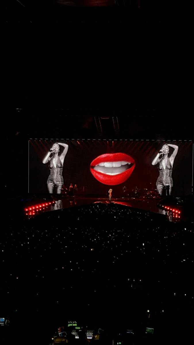 it gets better 💜 #GUTSWorldTourBarcelona