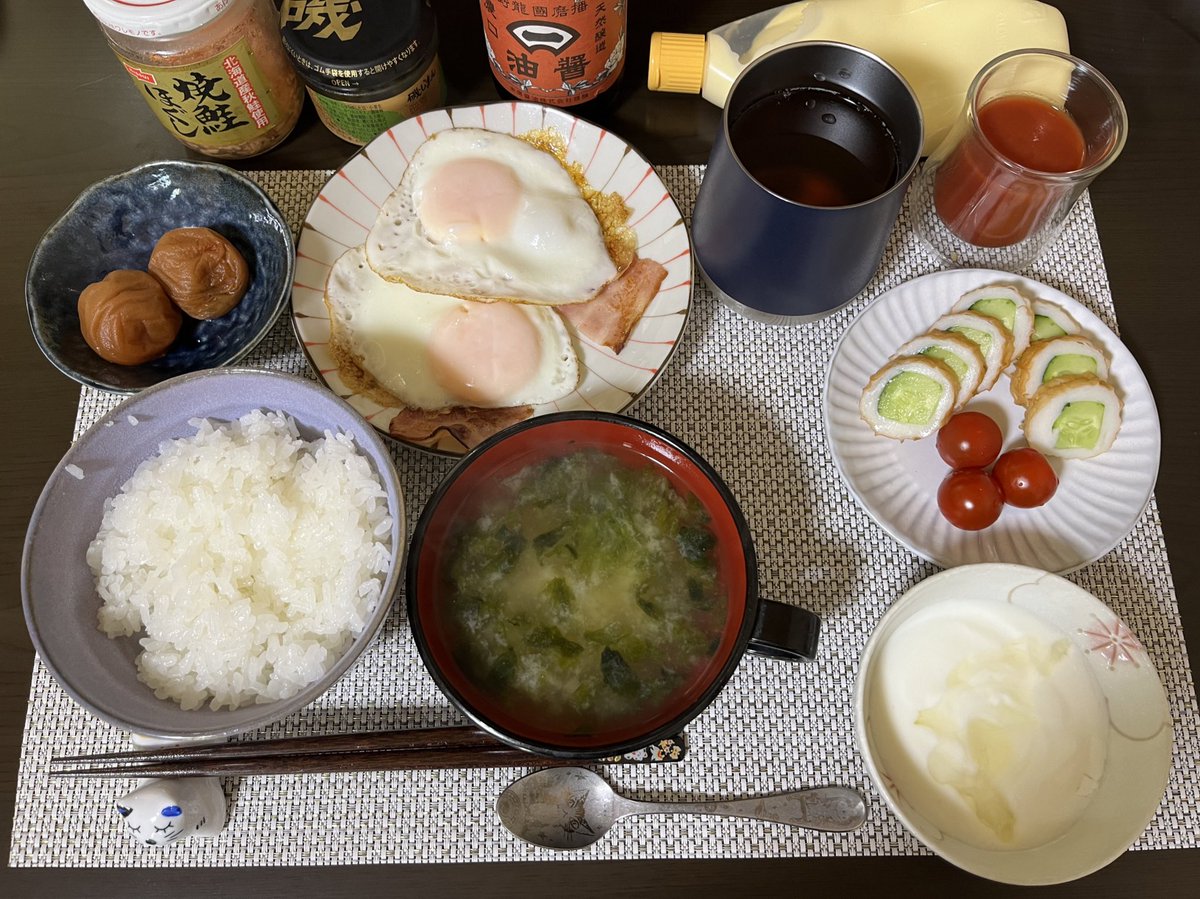 朝ごはんだよー

目玉焼き　ベーコン🥓
ちくわの王様　きゅうり🥒入り
あおさの味噌汁
瓶鮭
磯じまん　生のり
紀州梅干し
ハチミツヨーグルト🍯
トマトジュース🥤
麦茶

久しぶりに朝からごはんに味噌汁だよー😉

#朝ごはん
#おうちごはん