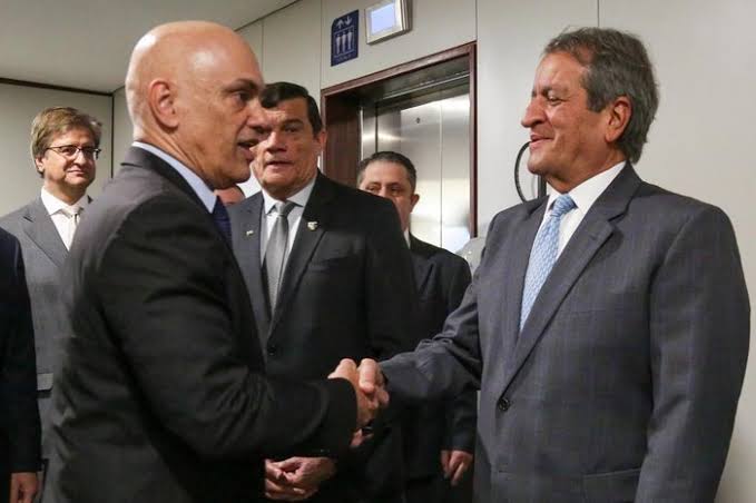 Bastidores e favores: Valdemar Costa Neto esteve na casa de Alexandre de Moraes e prometeu apoio para barrar PEC que limita poderes do STF.

As informações são da jornalista Thais Oyama, publicadas na edição deste mês da Piauí.