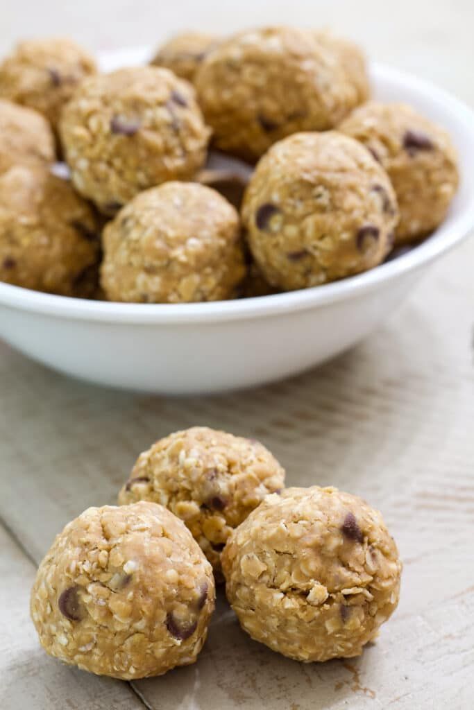 mindycancook's tweet photo. Nut butter, oats, maple syrup and chocolate chips in a snacksize ball that's great for #mealprep ! Protein Rich Peanut Butter Energy Balls (4 Ingredients!) β£ https://t.co/zArMJdlUPW
#peanutbutter #snacksize #protein #pb #recipes #healthyeating #healthy https://t.co/ZSqJCIPej6