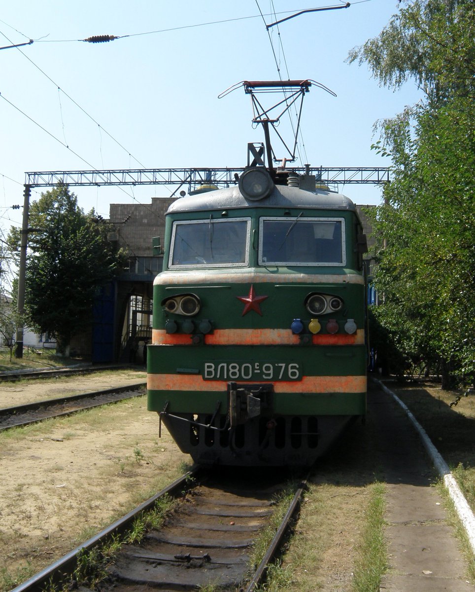 UraSlusar's tweet photo. Also earlier can seen the Russian electric locomotives with the Red Star, until the Russian Railways didn't introduced gray-red paint scheme which seen in previous photo. And this photo I did in the August 2012

#RailwayPhotography #VL80 #VL80S #OldTimer #Railfan #Trainspotter https://t.co/TDGB3S3BTg