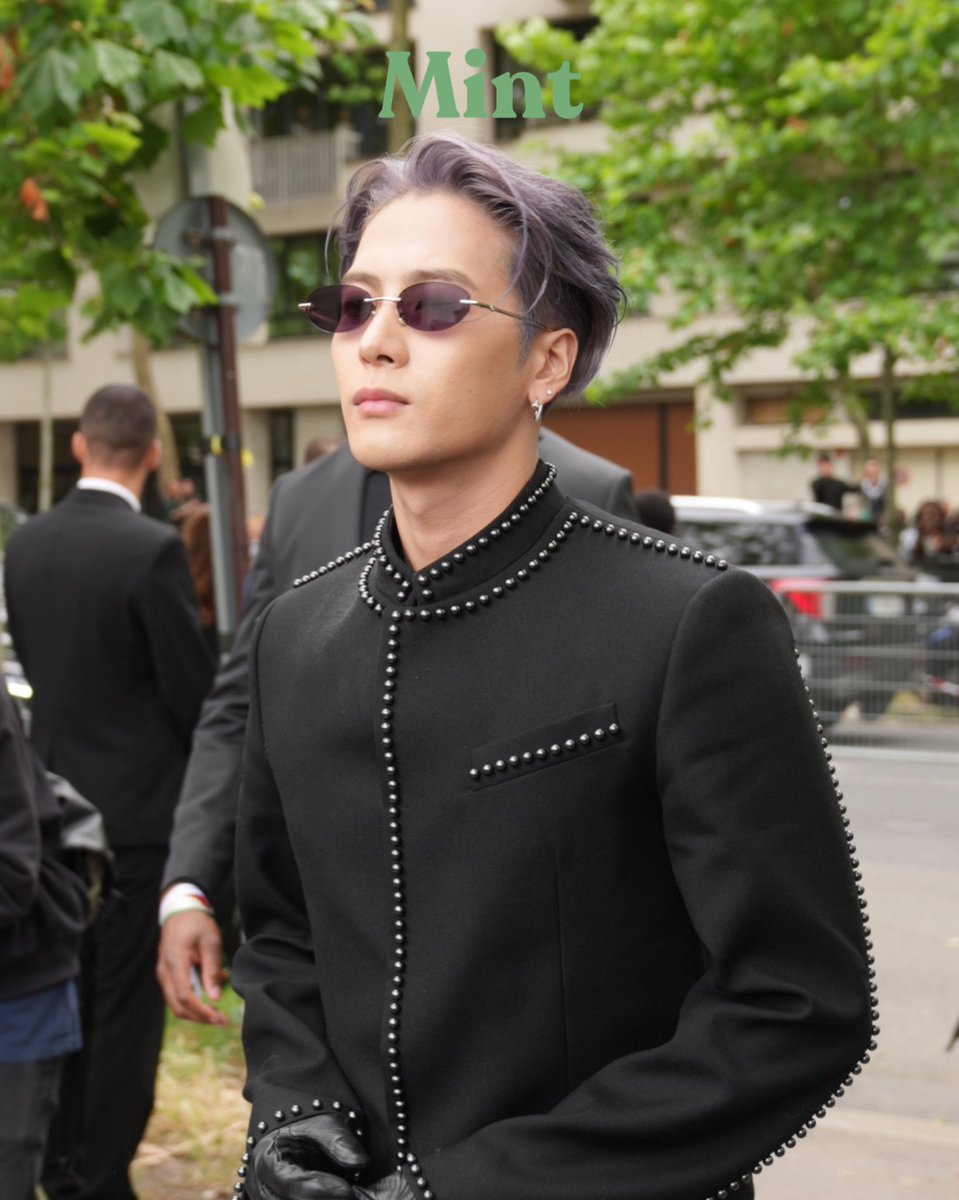 mintmag_th's tweet photo. #MintReports เก็บภาพ #JacksonWang สุดหล่อมาฝาก ในโททัลลุคของ #LouisVuitton ขณะเดินทางเข้าร่วมแฟชั่นโชว์เปิดคอลเล็กชั่นใหม่สำหรับผู้ชายในฤดูกาล Spring-Summer 2025 นี้ ณ ปารีสแฟชั่นวีค 💚

#JacksonWangxLVMenSS25
#MintMagTH https://t.co/OSLDJvYA13
