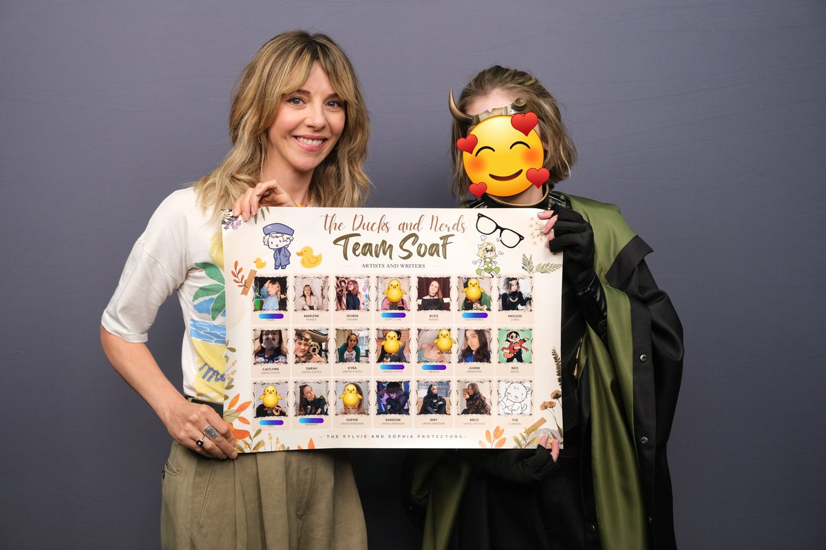 Finchhflight's tweet image. 💚🐥Team Soaf🐥💚
What happened: I went into the photo op and, after greeting Sophia, showed her the poster, telling her that a bunch of her fans had come together to assemble this poster. She stood next to me, and we talked for a minute, looking over the poster.
Cont.