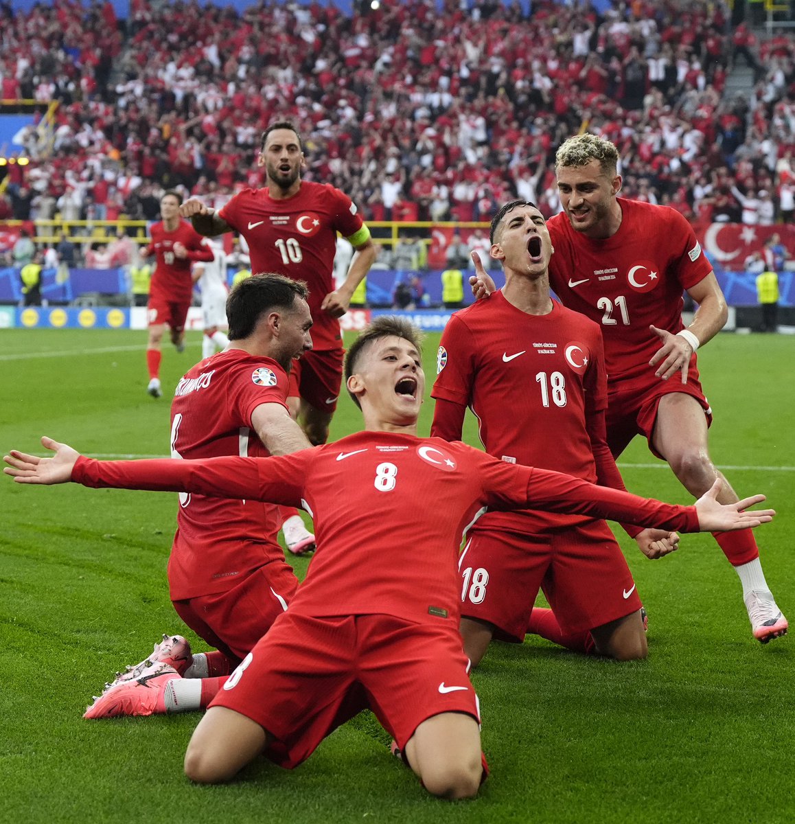 Almanya'da düzenlenen 2024 Avrupa kupası karşılaşmasında M.A.K özel kuvvetlerinin attığı füzelerle Gürcistan karşısında galip gelen #bizimçocuklar🇹🇷 canı gönülden tebrik ediyorum.

🇹🇷👏🇹🇷👏🇹🇷👏
Mert Müldür,Arda Güler,Kerem Aktürkoğlu, Cristiano Ronaldo, Barış Yılmaz 
#TURvGEO