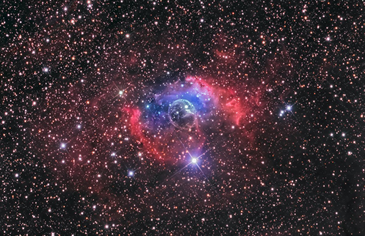NGC 7635, tuntud ka kui Napoleoni Kompleksi või Pägaliku udukogu, on emissioonudukogu Kassiopeia tähtkujus, umbes 7100 valgusaasta kaugusel. Udukogu läbimõõt on  10 valgusaastat. Pildistatud Saaremaal.  Pühendatud <a href="/ebavalitsus/">ebamugavusvalitsus 🇪🇪 🇺🇦 🇪🇺</a> ele, Jungi teooriate suurele austajale 😀💯🔥