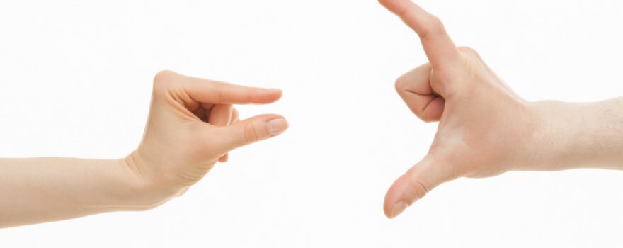 Consell de llengua catalana del 18 de juny:

En lloc de «(A la trobada) "com a màxim" (hi havia 50 persones)», una expressió moderna no genuïna, és molt millor de dir «amb prou feines», «a tot estirar», «pel cap alt» (hi havia 50 persones).

Fem córrer el #boncatalà, si us plau!