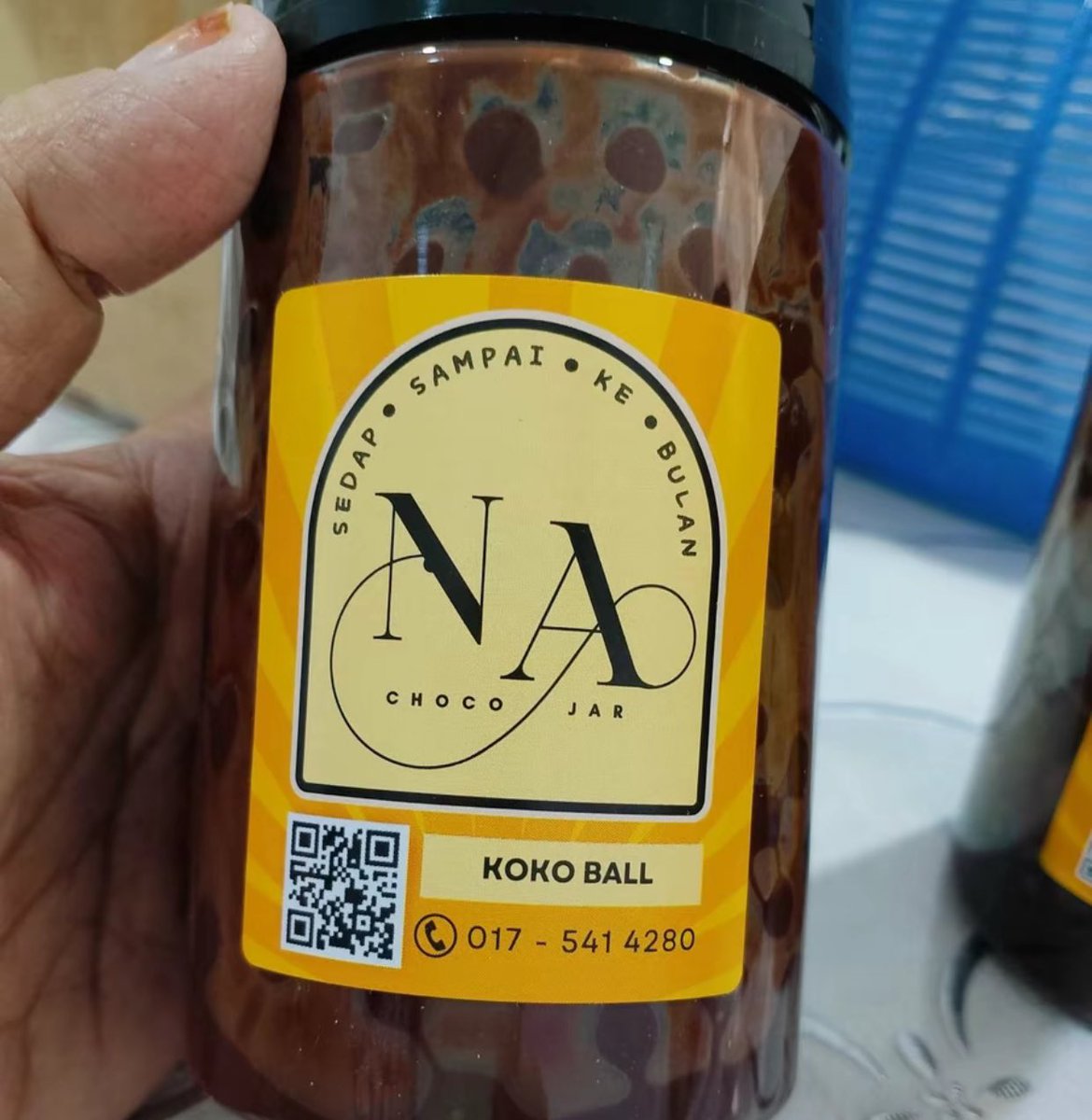 RacuntimeMy's tweet photo. Geram aku dengan seller skrg,bukan nak menjatuhkan ke apa,tapi korang fikir lah,kalau kat pasar malam org jual chocojar macam ni dah RM15-RM20,filling chocolate selalu separuh je,tapi yang aku jumpa ni kenapa murah sangat eh? Sebalang RM4.50 kalau 4 balang jadi RM13! Murah weyhhh https://t.co/5xiFuSlj1w