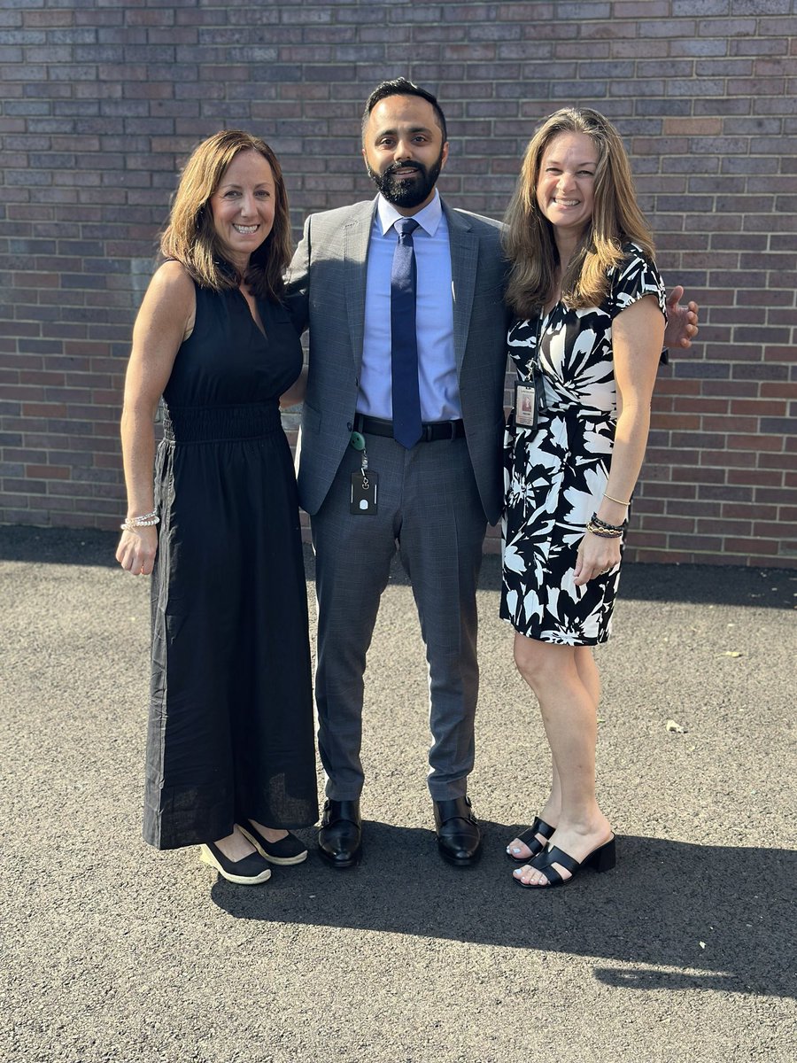 Our annual fifth grade graduation picture! ⁦<a href="/ImranZia2015/">Imran Zia</a>⁩ ⁦<a href="/MrsGalligan5/">Lora Galligan</a>⁩ ❤️