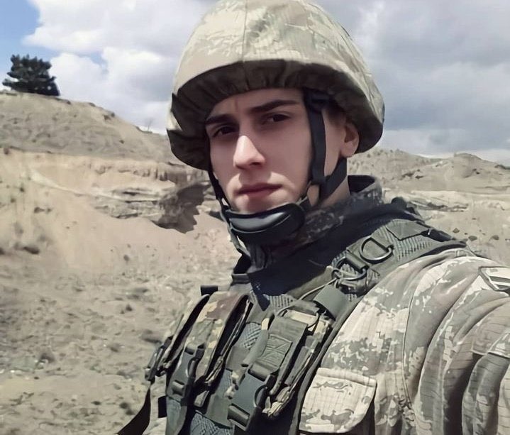 Svarogovic's tweet photo. "Şeriat devletinde olsak bu programdan sonra kelle gitmişti" demişti Diamond Tema 

Bugün bedenini tutsak etmek isteyenlere tepki gösterilmezse yarın kellesini de almak isterler 

Bu yakalama kararına tepki göstermemek şeriatı kabul etmek demektir

 #diamondtemayalnızdeğildir https://t.co/ODmIwTM58x