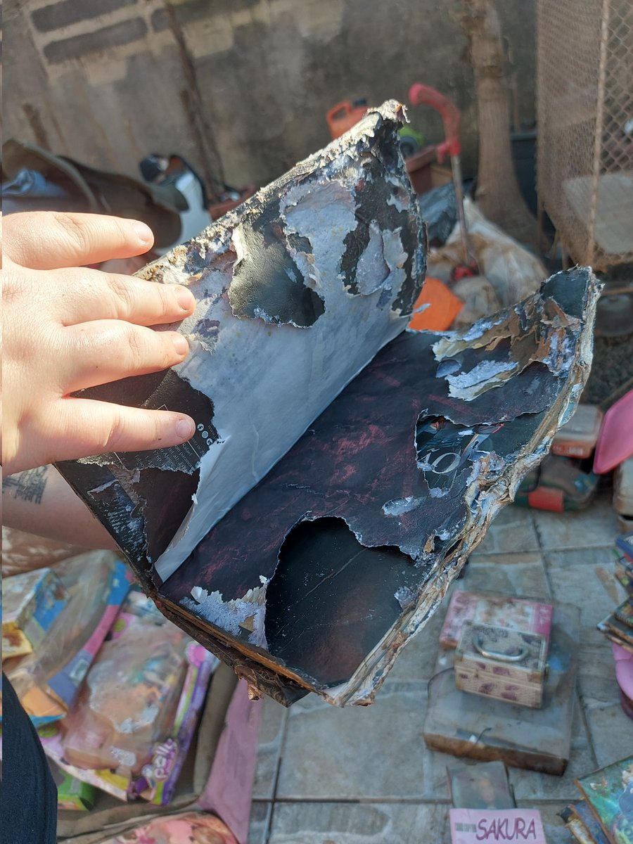 Tantos sentimentos ao ver no meio do entulho minhas coisas, lembro que queria a tempos a HQ de ordem e esperei o meu aniversário pra comprar, ela ficou poucos meses na estante e nem tive tempo de ler, hoje restou fotos de lembrança 

#OrdemParanormal #rpg
<a href="/jamboeditora/">Jambô Editora</a> <a href="/cellbit/">rafael lange</a>