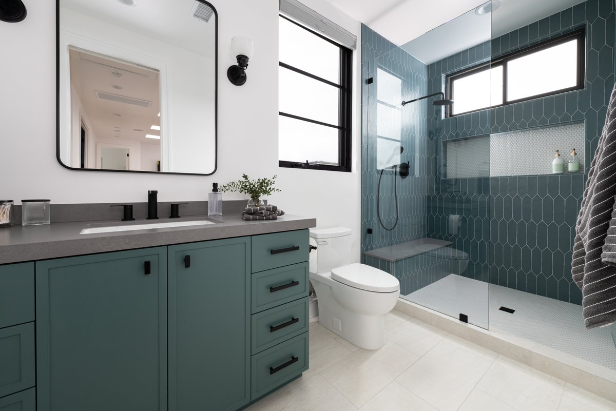 Creating the perfect harmony in this boy’s bathroom with @bedrosianstile’s “Gentlemen Grey” shower wall tile and a @dunnedwards “Dark Lagoon” vanity.

📷: @leighannrowe