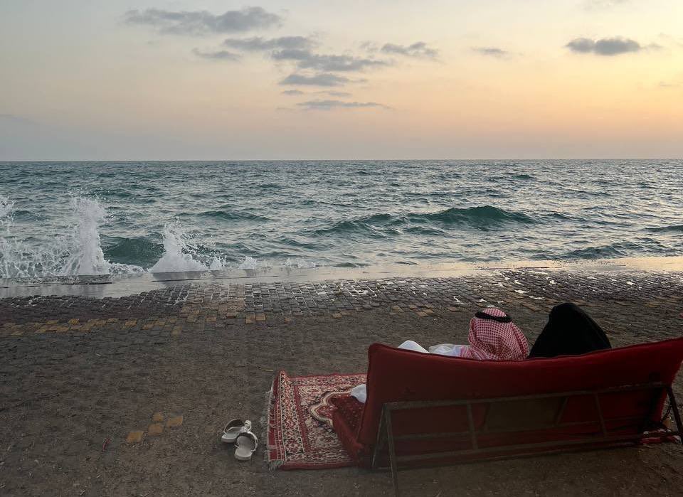 eix6__'s tweet photo. "ساعة بجنبك لو مضت كلها صمت 
تسوى السنيين اللي مَضت من حياتي " https://t.co/1csUIwwkK4