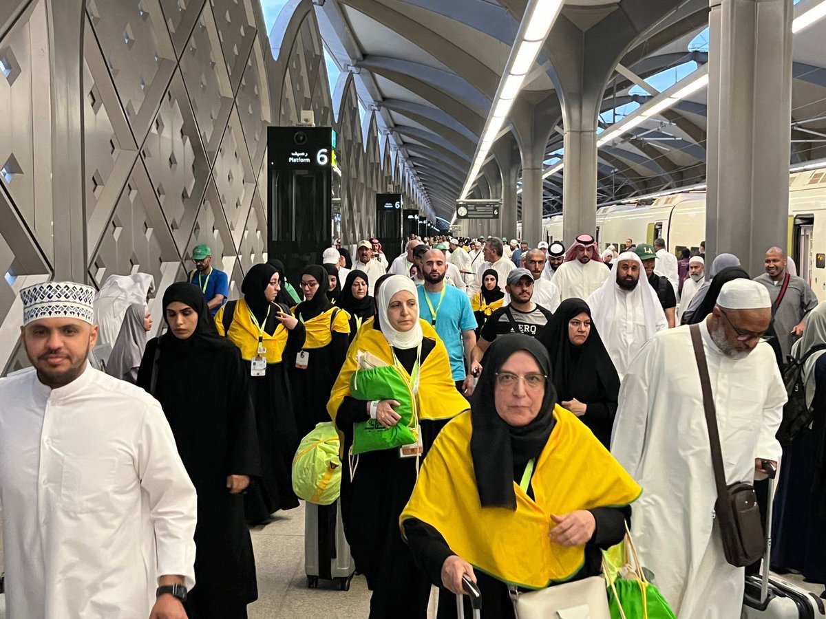 SaudiNews50's tweet photo. بعد أداء فريضة الحج..

طلائع الحجاج المتعجلين يصلون المدينة المنورة، عبر قطار الحرمين السريع.

#يسر_وطمأنينة 

- https://t.co/g0DzJRLqDp
