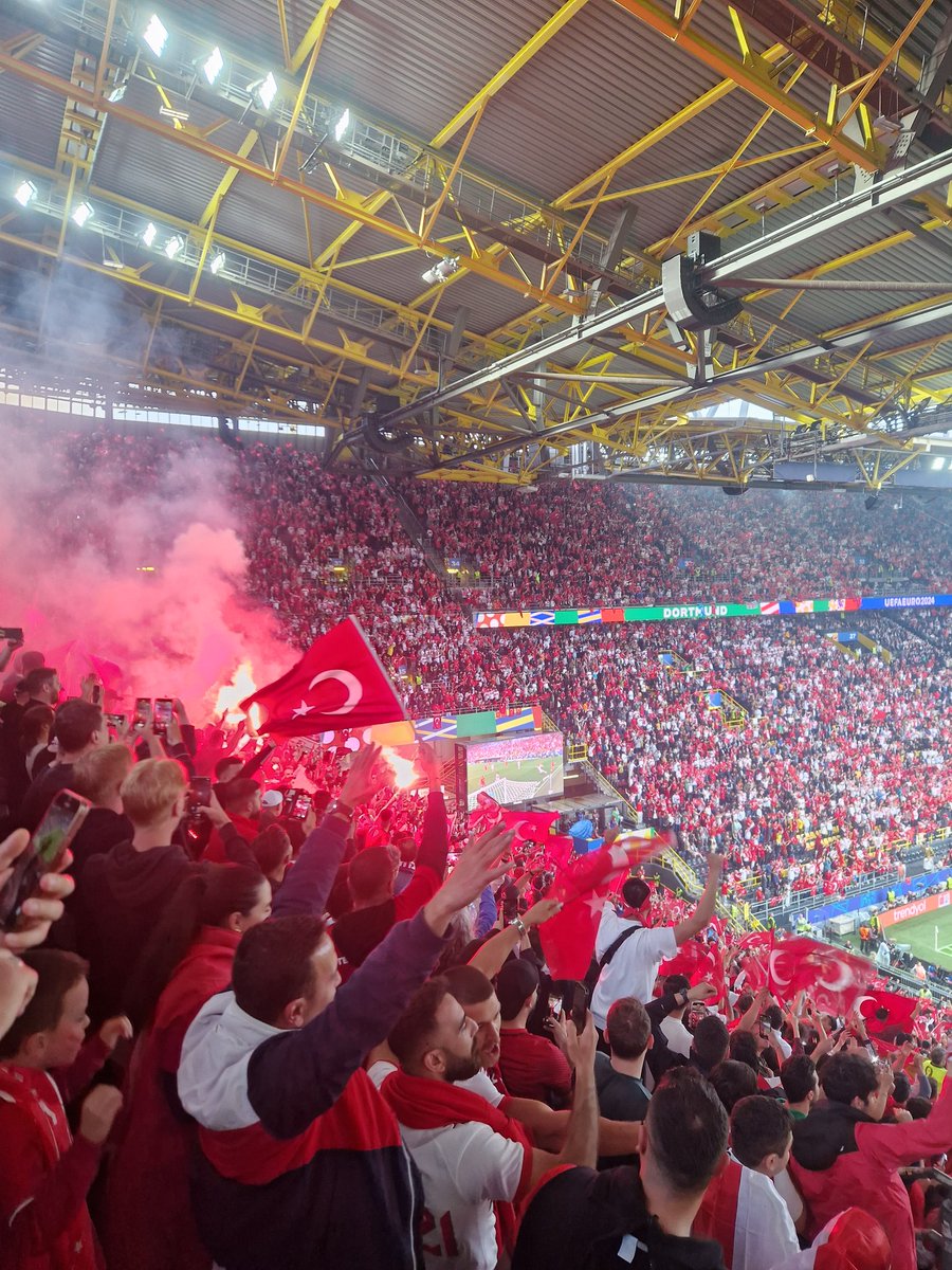 Johan_Tarafdar's tweet photo. Tur 🇹🇷 3-1 🇬🇪 Geo

What an incredible atmosphere with some great goals 🔥

🏟📍 Signal Iduna Park https://t.co/beFYgQfTEx