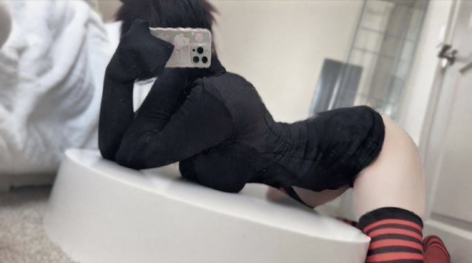 can i be your vampire gf ? https://t.co/Kbnpt8K25M