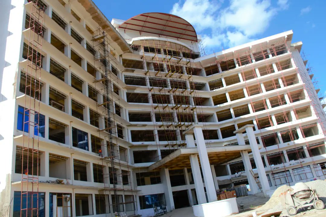 UhamiajiTz's tweet photo. 🇹🇿#UhamiajiUpDates
Kamishna Jenerali wa Uhamiaji Tanzania CGI Dkt. Anna Makakala leo tarehe 18 Juni 2024 amekagua Maendeleo ya Ujenzi wa Jengo Jipya la Makao Makuu ya Uhamiaji linalojengwa Jijini Dodoma, Jengo hilo linajengwa na Kampuni ya Ujenzi ya SUMAJKT. https://t.co/0WowWkoIeR