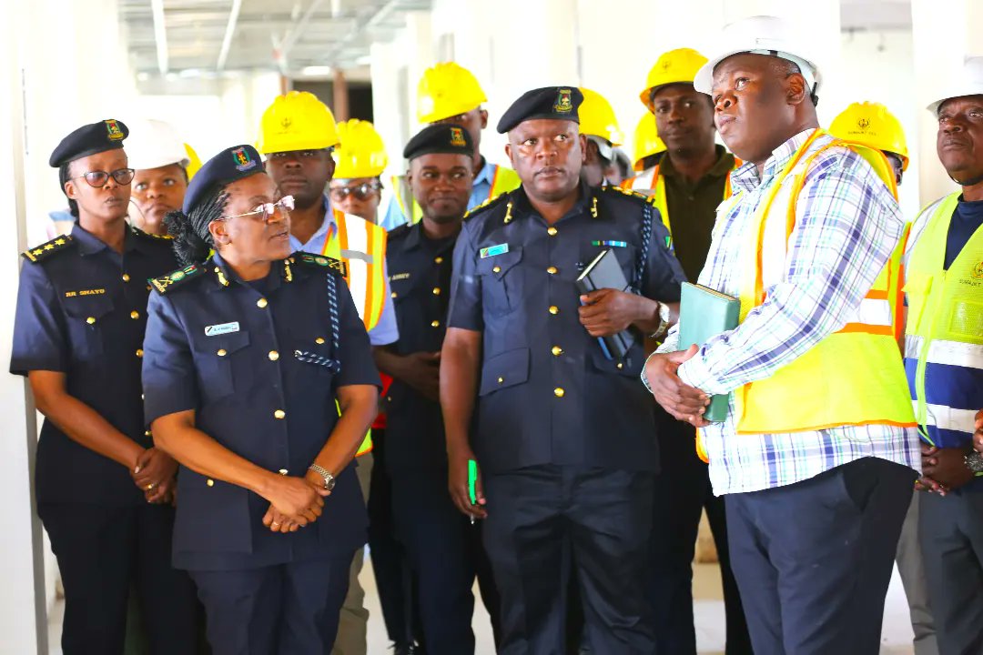 UhamiajiTz's tweet photo. 🇹🇿#UhamiajiUpDates
Kamishna Jenerali wa Uhamiaji Tanzania CGI Dkt. Anna Makakala leo tarehe 18 Juni 2024 amekagua Maendeleo ya Ujenzi wa Jengo Jipya la Makao Makuu ya Uhamiaji linalojengwa Jijini Dodoma, Jengo hilo linajengwa na Kampuni ya Ujenzi ya SUMAJKT. https://t.co/0WowWkoIeR
