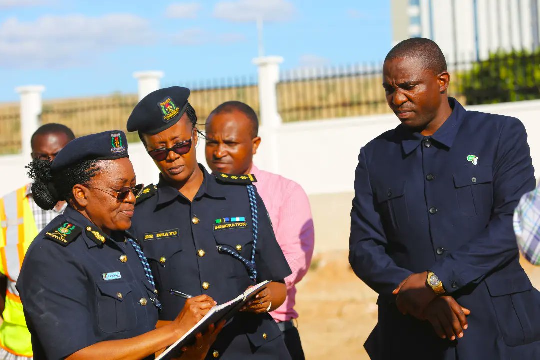 UhamiajiTz's tweet photo. 🇹🇿#UhamiajiUpDates
Kamishna Jenerali wa Uhamiaji Tanzania CGI Dkt. Anna Makakala leo tarehe 18 Juni 2024 amekagua Maendeleo ya Ujenzi wa Jengo Jipya la Makao Makuu ya Uhamiaji linalojengwa Jijini Dodoma, Jengo hilo linajengwa na Kampuni ya Ujenzi ya SUMAJKT. https://t.co/0WowWkoIeR