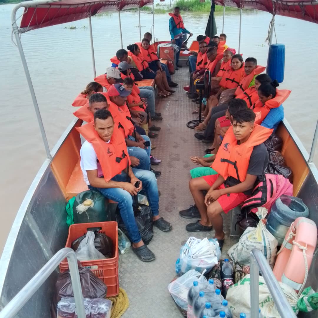 ¡Movilidad para el pueblo! Un total de 107 habitantes del estado #Apure son beneficiados con el sistema de transporte acuático de pasajeros implementado por el Gobierno Bolivariano, entre Diamantico y Puente María Nieves a través del buque #TAP "Río Orinoco".