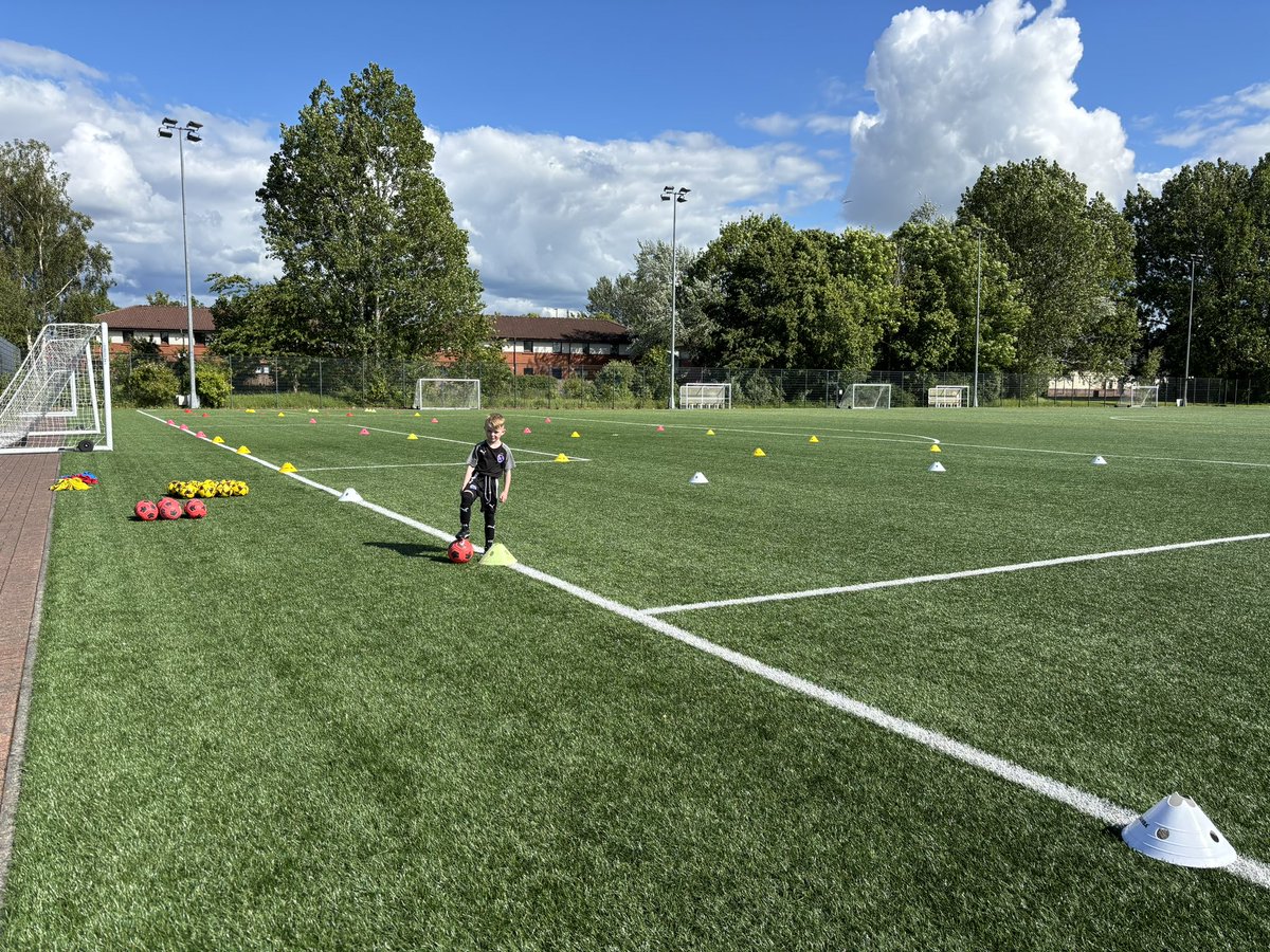 2017Glenvale's tweet photo. What a difference some fun makes ☀️⚽️🔴⚫️ https://t.co/Nt9QV41LzS