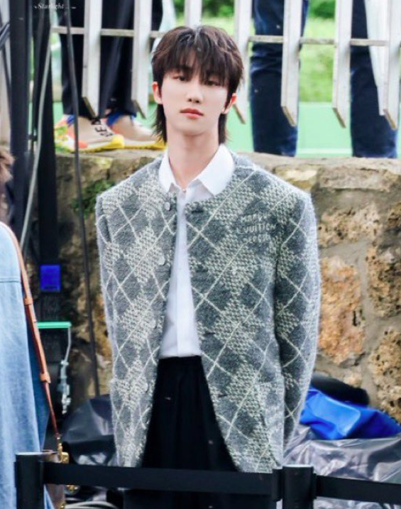 AboutMusicYT's tweet photo. SEVENTEEN's The8 at the Louis Vuitton's Paris Fashion Week show. https://t.co/tsCVcuGLWi