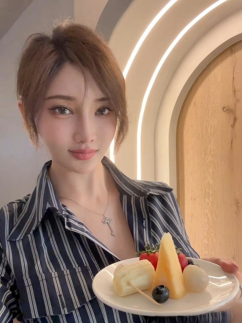 Carolyanxi's tweet photo. 客房服务🤪 https://t.co/8p6BfnTeiv
