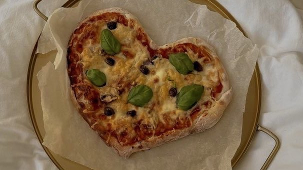 malusokay's tweet photo. heart-shaped pizza 🍕 https://t.co/BpTeodGQZs