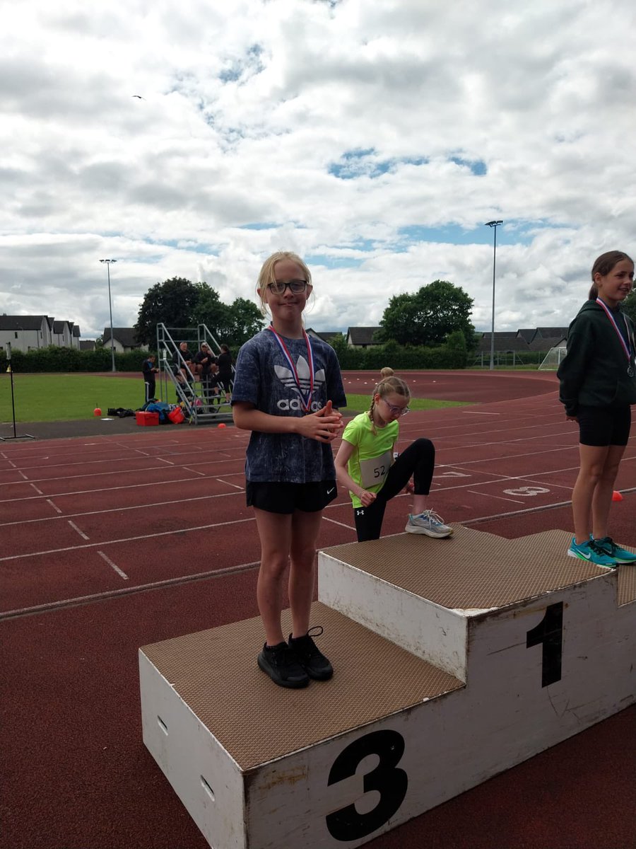 Some photos of our medal winners today, 2nd in 200m, 2nd Discus, 3rd 800m, 2nd Discus!