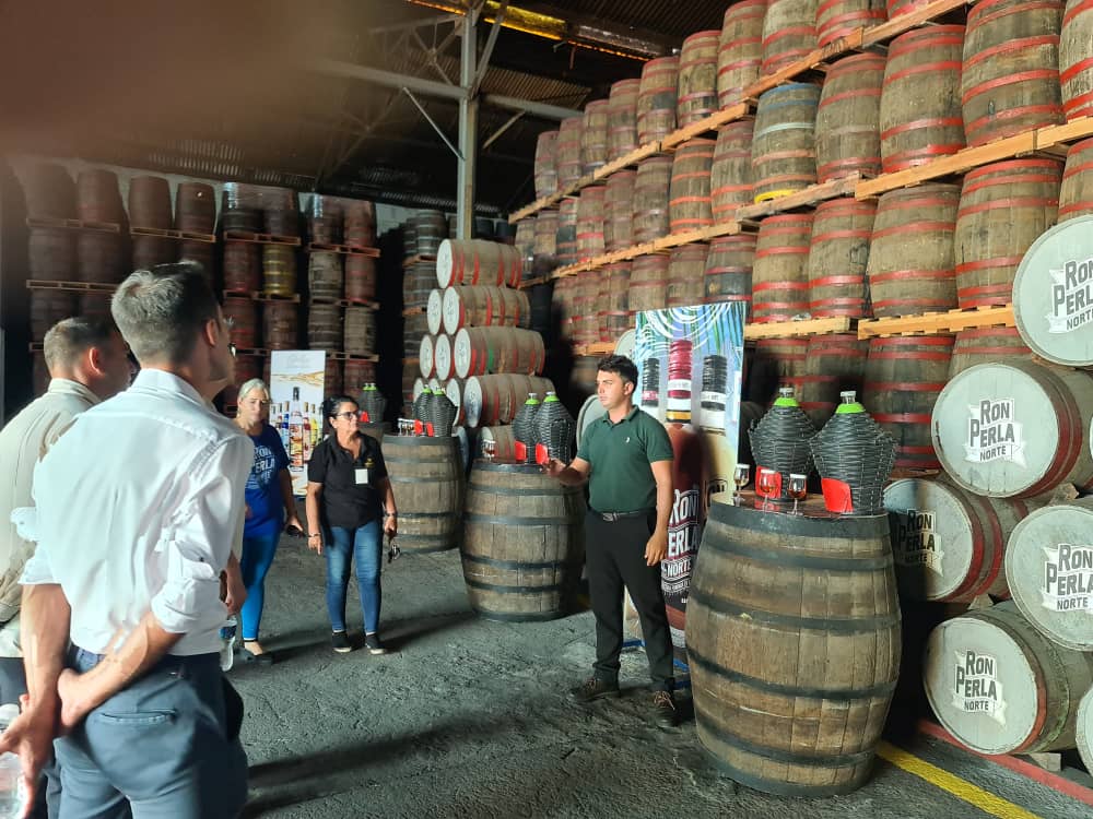 Hoy recibimos en la  Ronera Cárdenas una representación de la cadena Iberostar con vista a relaciones de trabajo con el proyecto de los barriles . Exelente experiencia.