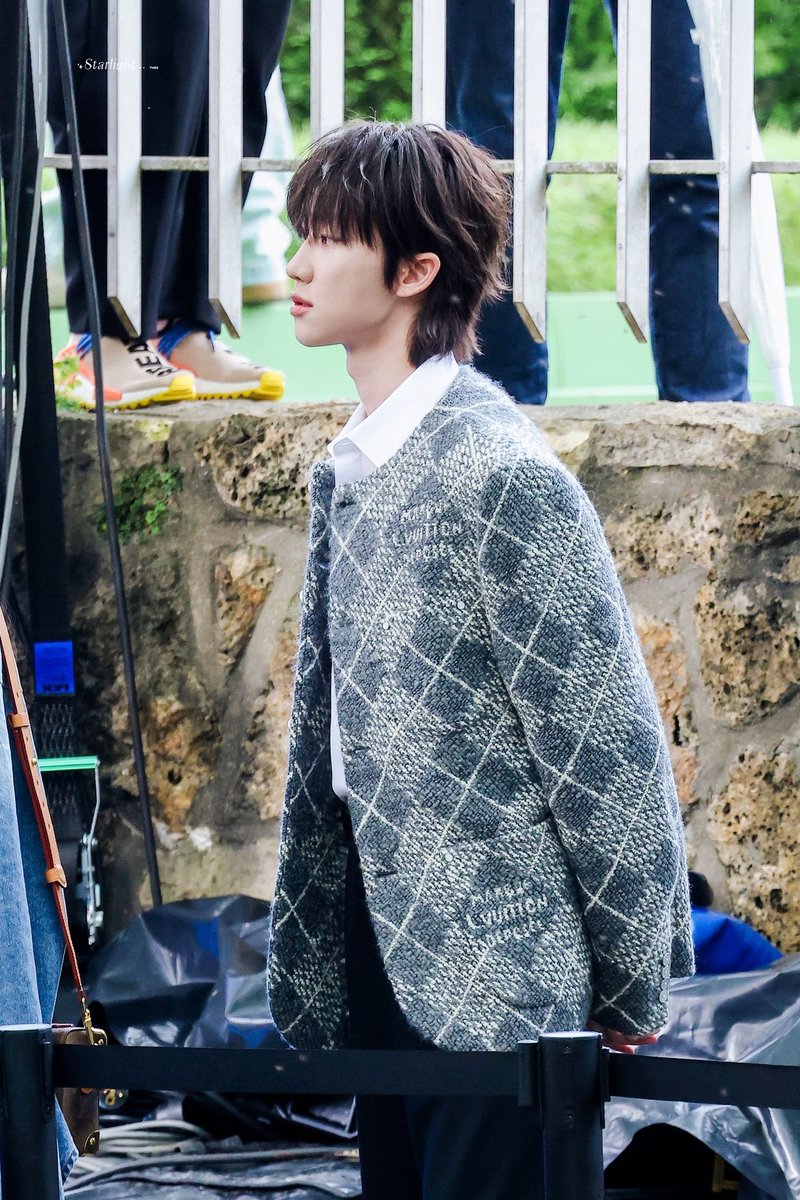 HallyuSG's tweet photo. Take a closer look at the details of #The8’s fit for the @LouisVuitton SS25 show — an oversized jacket with a collared shirt with black bottoms it is 🖤

📸 More photos below

#XUMINGHAOxParisFashionWeek
#LVMenSS25 #Minghao #XuMinghao #더에잇 #ParisFashionWeek #徐明浩 https://t.co/rSAjYoUNuR