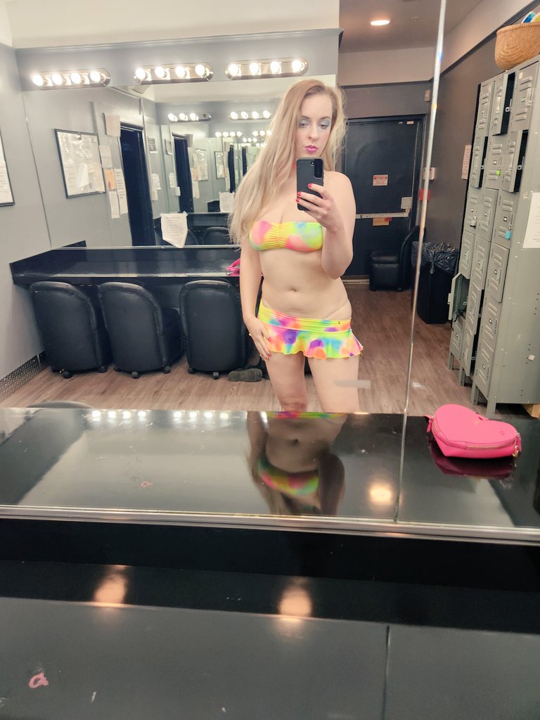 NatashaWolf’s pics and videos