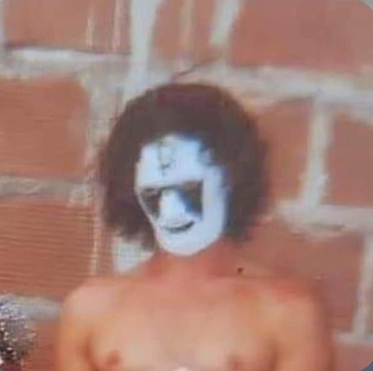 _AlejandroV's tweet image. Cuando critico los gustos musicales ajenos soy este: