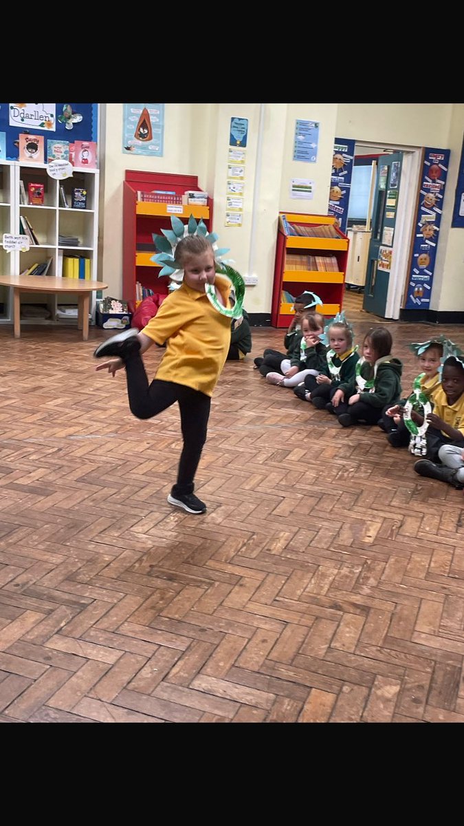 PlasmarlPrimary's tweet photo. @plasreception have been strutting their stuff on the catwalk! As part of our ‘Create and Compete’ topic, we made our own Olympic crowns and necklaces inspired by the Nigerian flag! 🇳🇬 https://t.co/at4Xdt3oKt