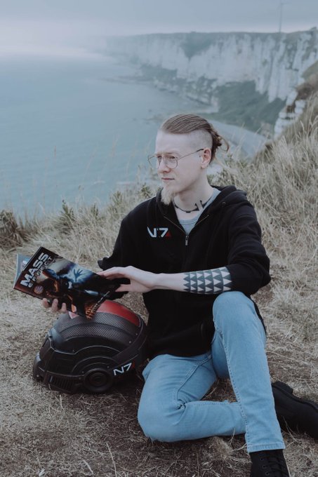 Si des actrices aiment les petits geeks tatou&eacute;s, @Walterog_ est dispo pour de la collab 😈 En plus il<a href="/tag/mvsales"class="tags"><span>#mvsales</span></a>