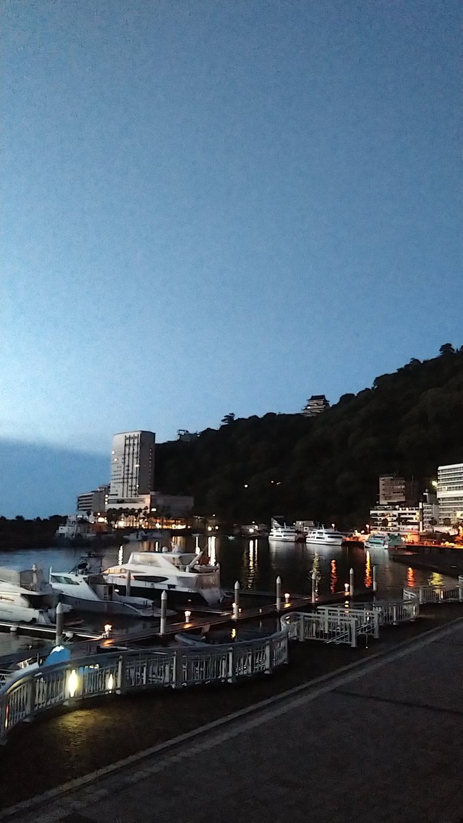 atsu_umi's tweet photo. おはようございます。
この時間の熱海市街地上空ほぼ雲の無い快晴、気温は18℃前後、微風です。
写真はギリギリ3時台の熱海湾、沖合いは雲が厚く水平線からの太陽は微妙です。
僅か1日で260mm以上の記録的な豪雨でしたが、前日時点の予報に���し風が弱かったため被害は最小限にとどまったと思われます。 https://t.co/Iu0bN8DAaF