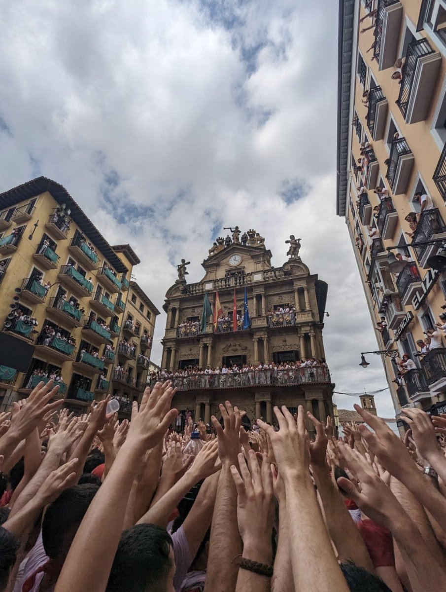 RomanCollado's tweet photo. En menos de 20 días estamos así.
Se viene la mejor fiesta del mundo. Y todo en torno al toro. ⚪️🔴 https://t.co/zNq6yvI8v7
