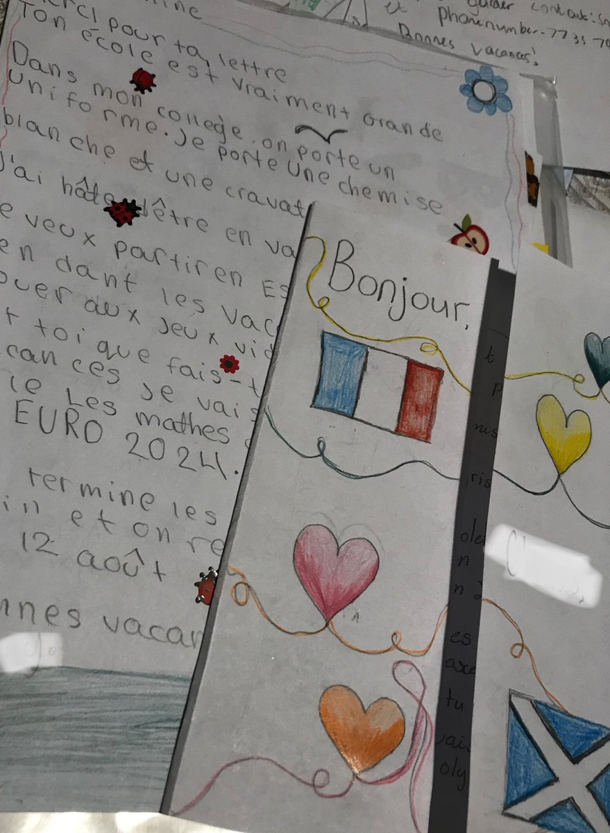 OLHSModLangs's tweet image. OLHS S1 have written beautiful letters ✍️to their French penpals 🇫🇷 wishing them ‘de bonnes vacances!’ ☀️🏄🏻‍♂️🏖🧢. Bravo S1 for all your great writing skills in French👏. #OLHSMotherwell
