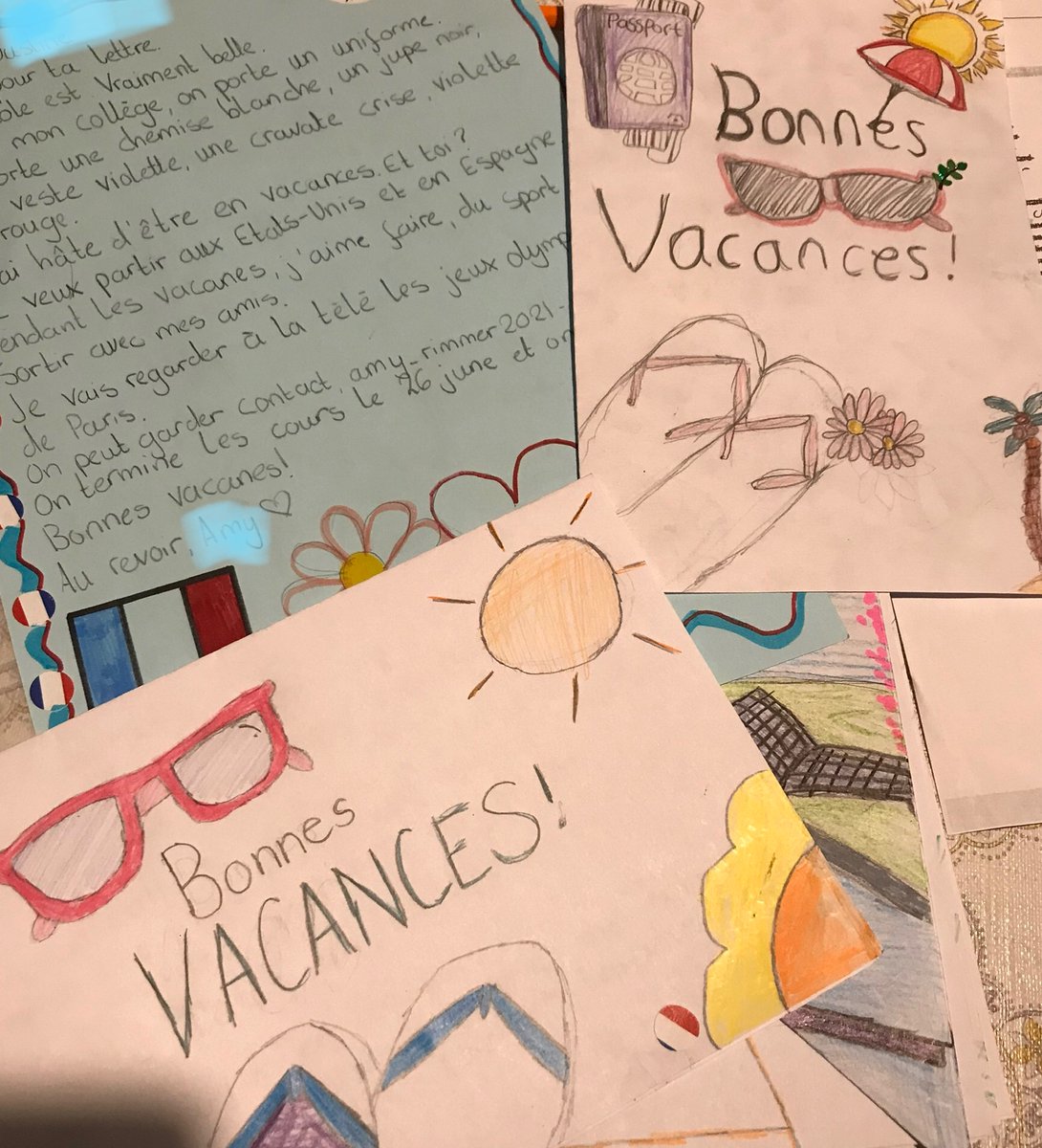 OLHSModLangs's tweet image. OLHS S1 have written beautiful letters ✍️to their French penpals 🇫🇷 wishing them ‘de bonnes vacances!’ ☀️🏄🏻‍♂️🏖🧢. Bravo S1 for all your great writing skills in French👏. #OLHSMotherwell