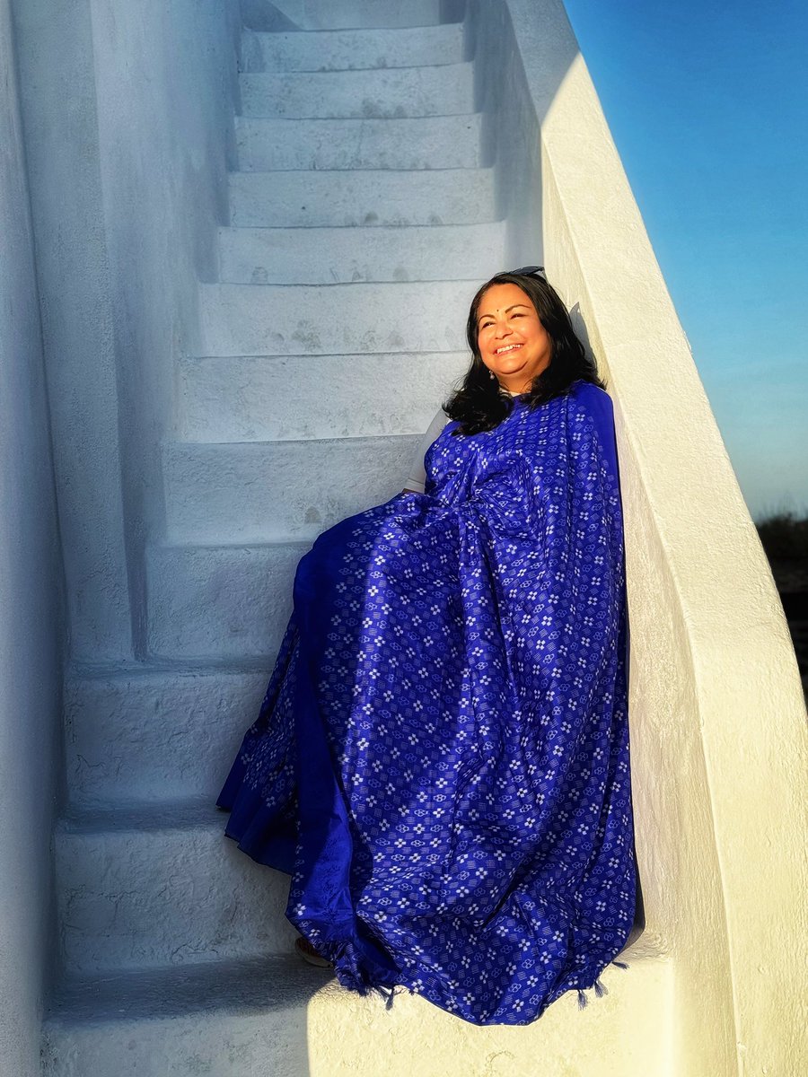 ShefVaidya's tweet image. A slice of #odisha in distant Greece! #sareeswag in a #sambalpuri double Ikat saree from Odisha in the #Santorini colour scheme!