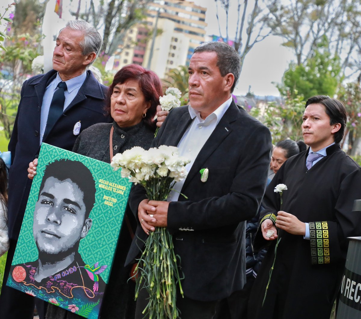 JEP_Colombia's tweet image. Terminaron 16 años de incansable búsqueda e incertidumbre para la familia de Óscar Alexander Morales Tejada, joven de Soacha que fue reportado por integrantes del Ejército como muerto en combate.

Hoy, en Bogotá, la JEP en acción conjunta con la @UBPDcolombia, entregaron su…