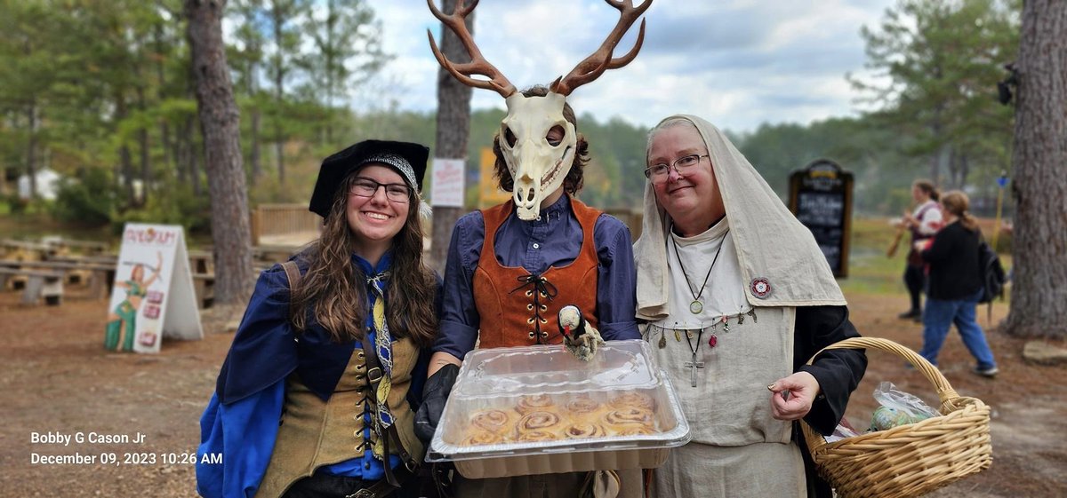 Cinnamon rolls, check. Picnic basket, check. A group of interesting friends, triple check. This is going to be a fun picnic! Photo credit: Bobby Cason  #InternationalPicnicDay #LouisianaRenaissanceFestival #137DaysToRenFest