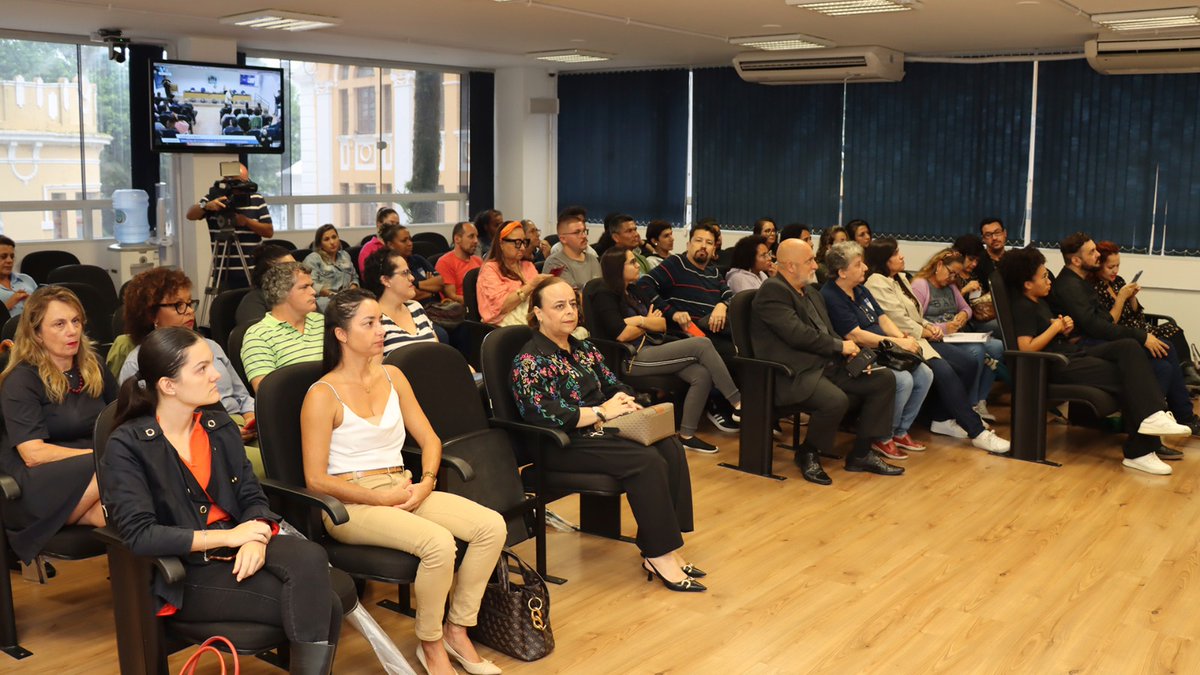 camarafpolis's tweet photo. POR DENTRO DA CÂMARA: Você sabe qual a diferença entre uma Audiência Pública e uma Reunião Ampliada? 👀🏢

Passa para o lado >>>>> https://t.co/nBj8tu6xb7