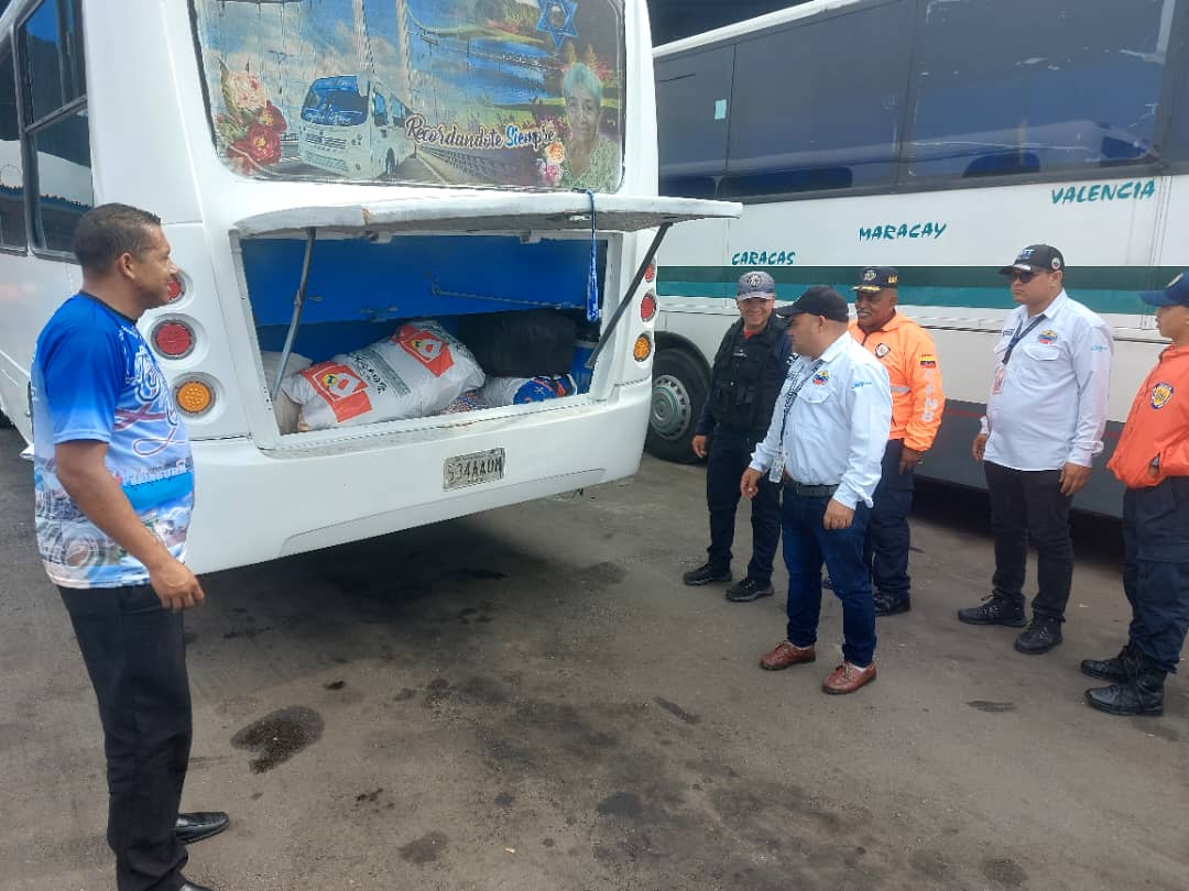 GerenteTTINTT's tweet photo. #MovilidadSegura|Servidores públicos de la Gerencia de Transporte Terrestre #INTT inspeccionan las unidades de transporte público del Terminal Central de Maracay, edo. Aragua.
#ConMaduroEsMásSeguro https://t.co/TPm8CsK0vb