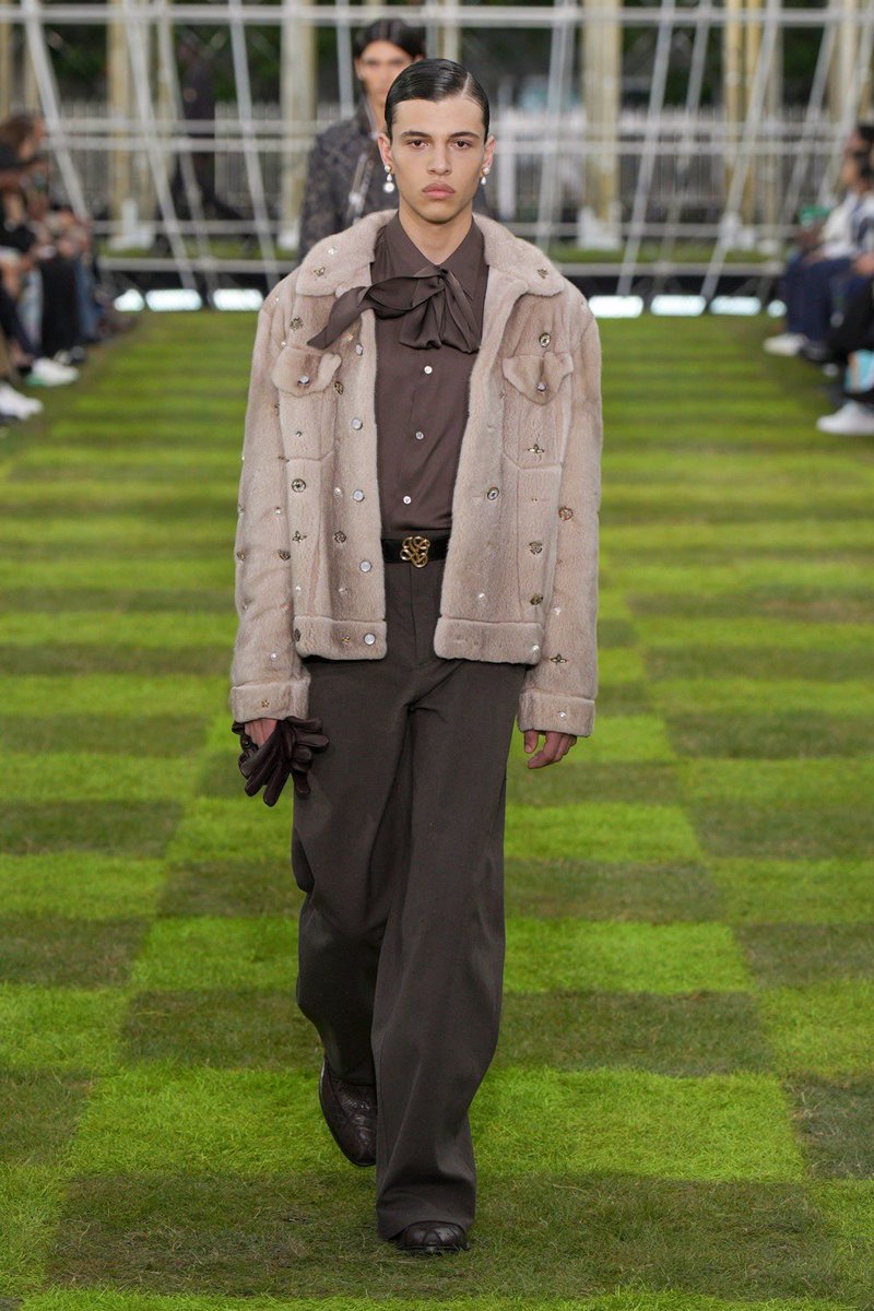 jacquemusx's tweet image. Louis Vuitton Men SS25 🩶