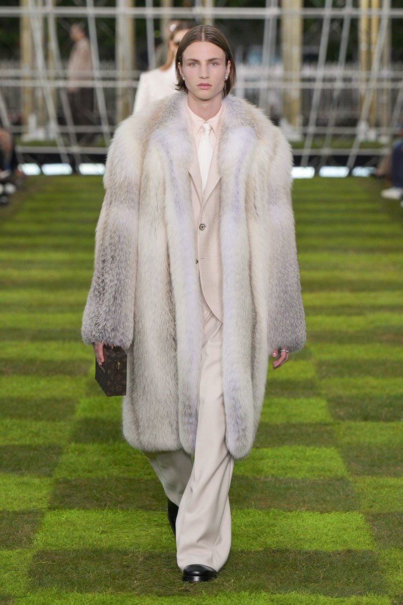 jacquemusx's tweet image. Louis Vuitton Men SS25 🩶