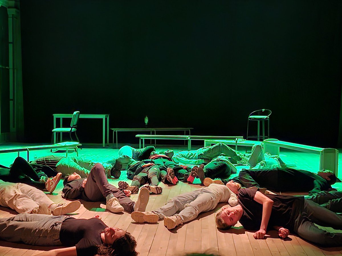 Bravo aux jeunes #comédiens de 4e CHAT des <a href="/JRacineCollege/">Collège Jean Racine</a> et <a href="/CollegelouiseM/">REP+ Louise Michel</a> pour leur performance de ce soir en présence de leurs familles. Un spectacle entre #rires et #émotion qui permet de tester tous les #registres et de réfléchir à la #pluridisciplinarité du #théâtre🎭