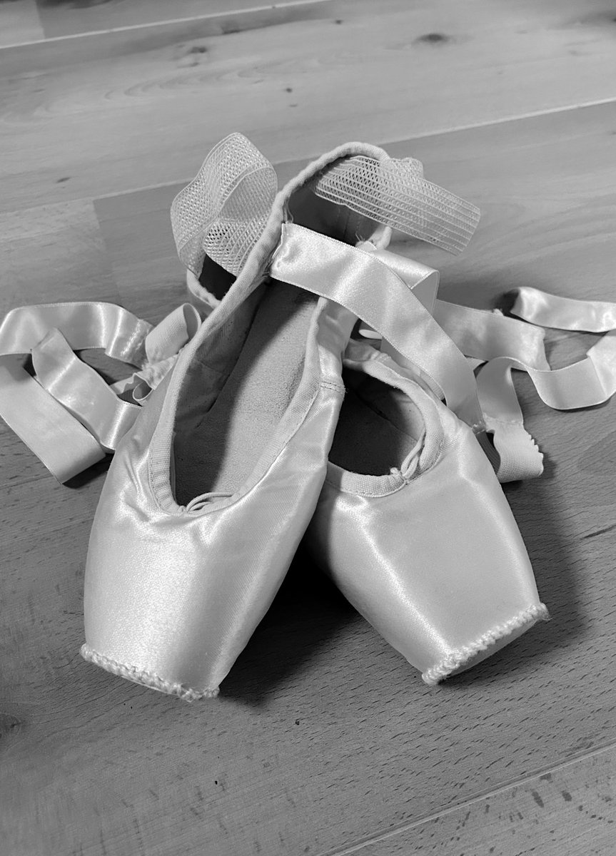 HollyFJenkins's tweet photo. 💫 Another pair of #PointeShoes for the pile, means a shiny new set! #Ballet 💫 @Bloch_Dance https://t.co/t4kxqcxa26