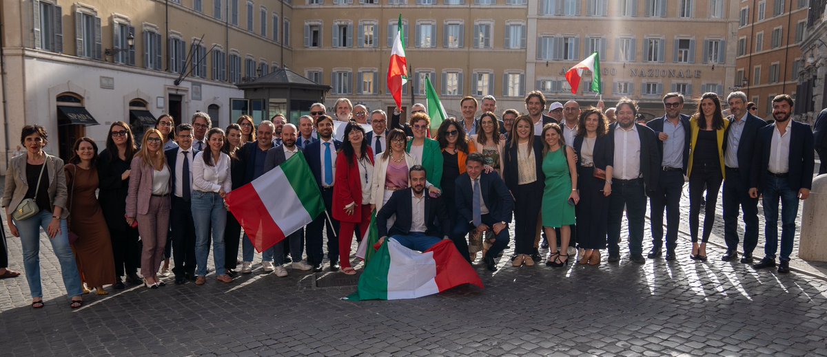 GiuseppeConteIT's tweet photo. Se pensano di fermarci con le aggressioni in Aula si sbagliano di grosso. La piazza di oggi è la risposta dei cittadini a chi governa con arroganza e prepotenza, a chi considera il tricolore una "provocazione", a chi vuole la secessione dell'Italia e una sconcia riforma di governo per affidare il comando del Paese a una sola persona. Questo attacco all'unità d’Italia e alla Costituzione troverà in noi un fermo baluardo. Li contrasteremo in Parlamento e nelle piazze. Non passeranno.