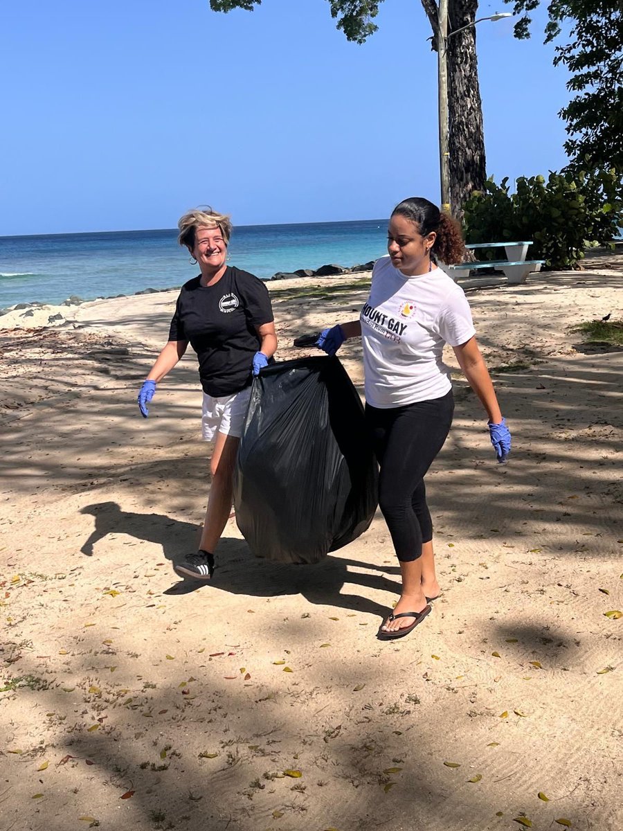 wirspa_rum's tweet photo. In celebration of #WorldOceanDay, personnel from #MountGay Distilleries Ltd., a #WIRSPA member-producer, dedicated their time to a beach cleanup at the Folkstone Marine Park. #Barbados
After the cleanup, they toured the Folkstone Marine Museum for a lesson on marine biodiversity. https://t.co/mUKDQWg3wk