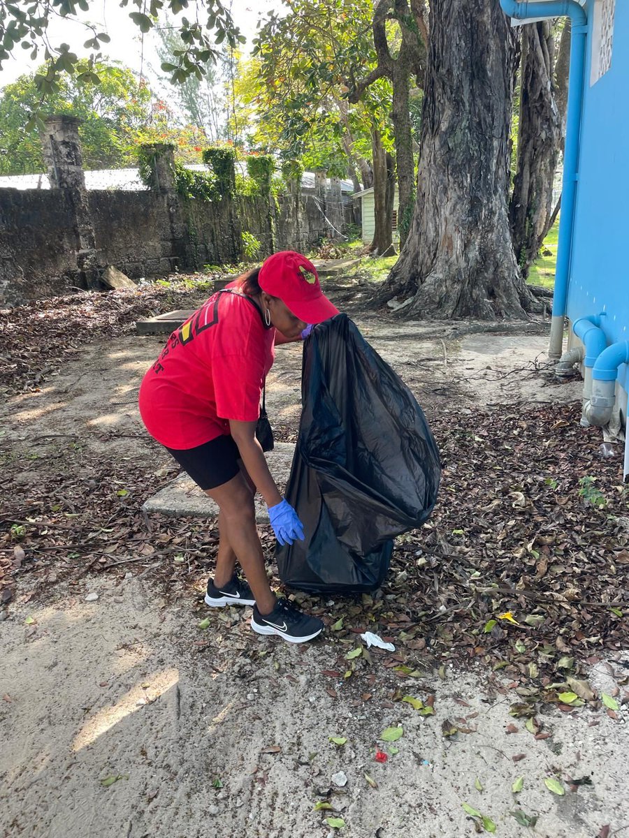 wirspa_rum's tweet photo. In celebration of #WorldOceanDay, personnel from #MountGay Distilleries Ltd., a #WIRSPA member-producer, dedicated their time to a beach cleanup at the Folkstone Marine Park. #Barbados
After the cleanup, they toured the Folkstone Marine Museum for a lesson on marine biodiversity. https://t.co/mUKDQWg3wk